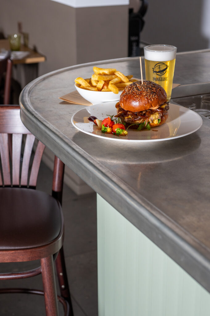 Photo d'un burger posé sur le bar