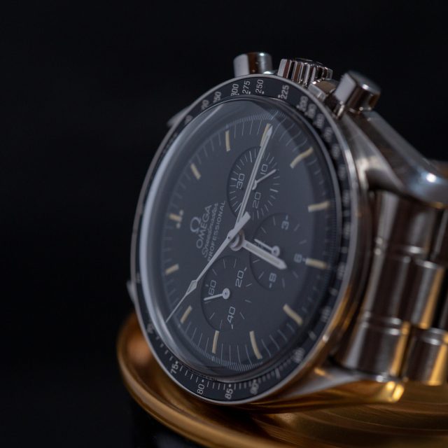 Photo macro très sombre d'une montre de luxe