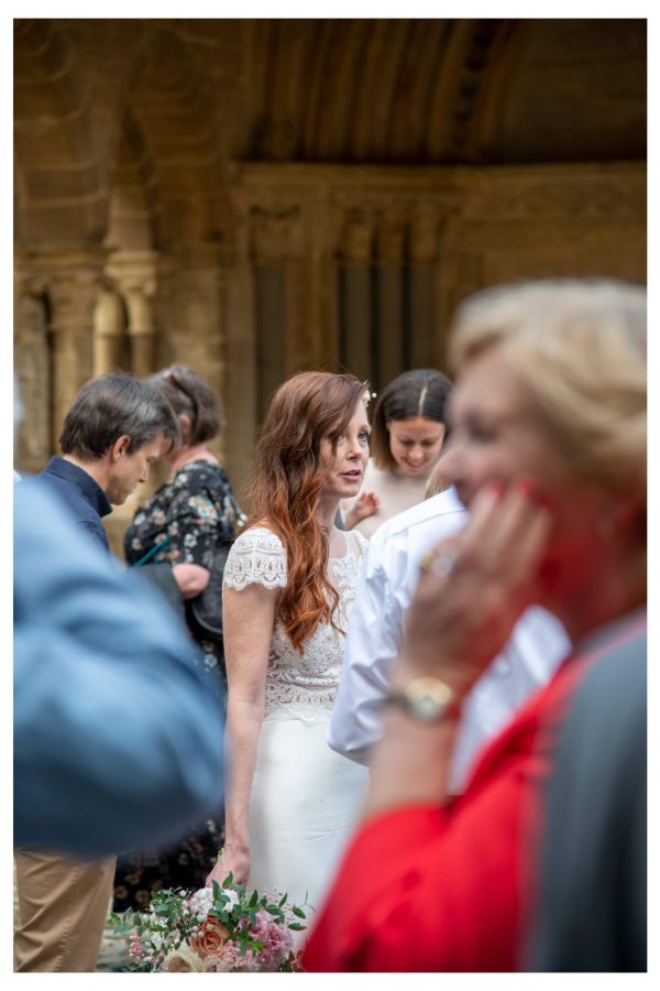 Photographie d'une mariée à l'abbatiale de Romainmotier
